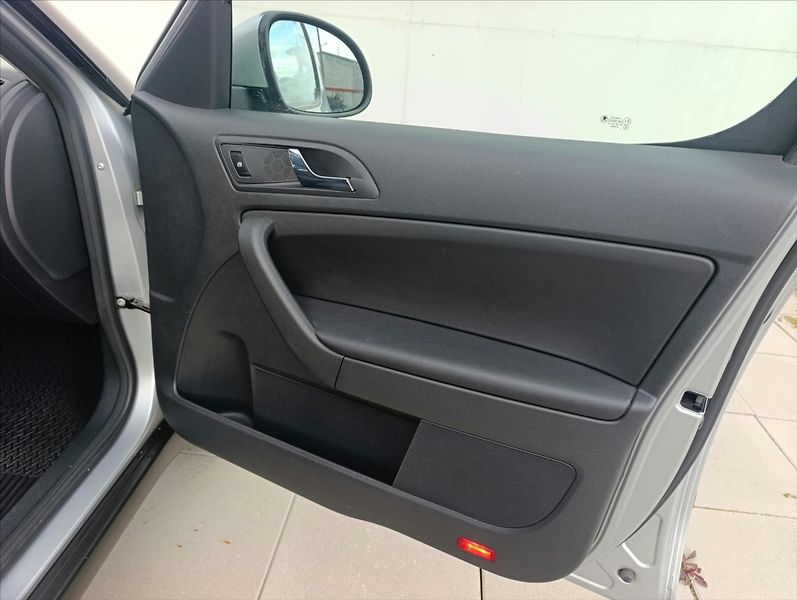 Škoda Yeti 1,6 TDi Aut.klima,Navi.Kůže - fotka 25 z 35