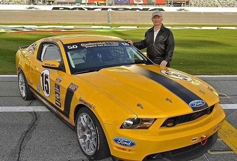 Parnelli Jones za volantem vozu Ford Mustang Boss 302.
