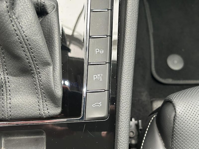 Škoda Superb 2.0 TDI L & K - fotka 19 z 35