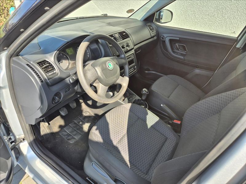 Škoda Fabia (2010) 1,4 i 16V Combi Klima Facelift - fotka 11 z 27