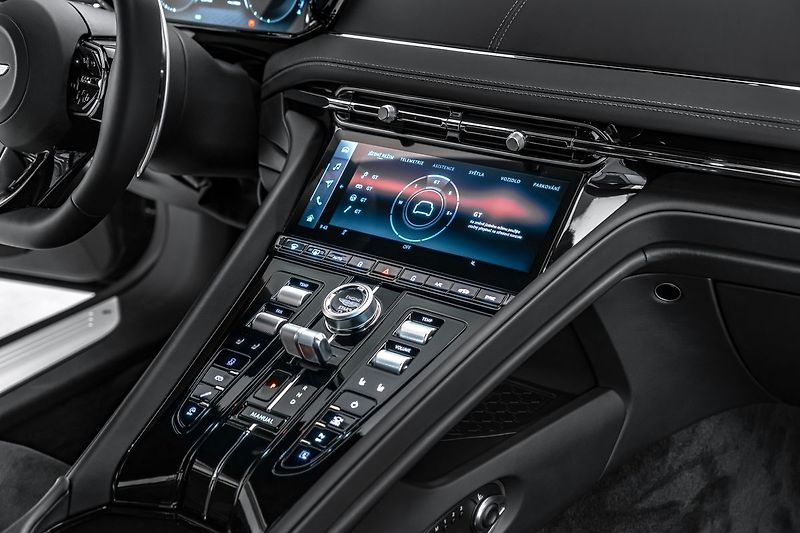 Aston Martin DB12 CZ, xenon grey, black pack - fotka 20 z 25