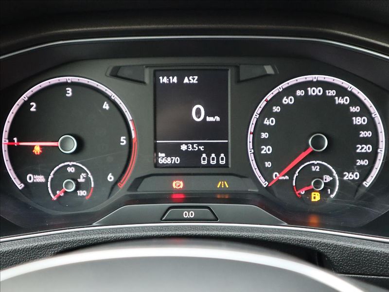 Volkswagen T-Roc 1,6 TDi Style LED Webasto Asis - fotka 10 z 39