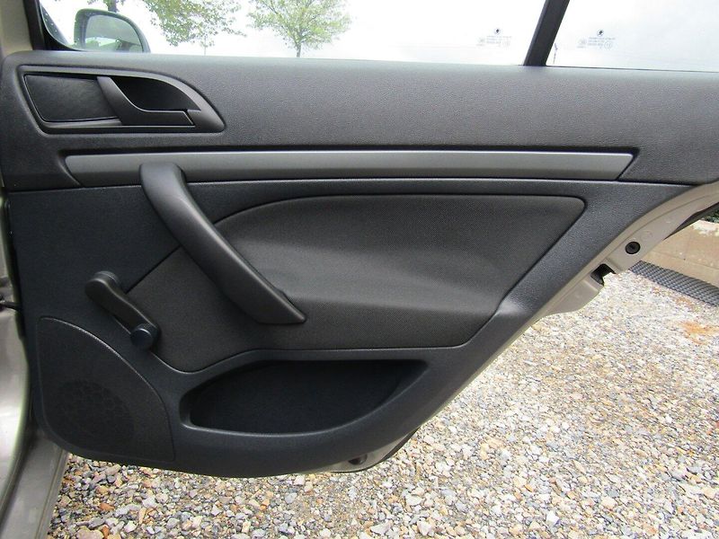 Škoda Octavia (2009) 1.6 MPI 75kW 1.MAJITEL - fotka 24 z 35
