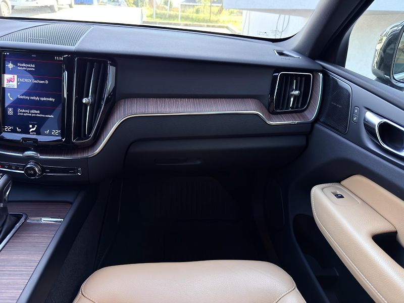 Volvo XC60 T5 AWD // MOMENTUM PRO  - fotka 20 z 49