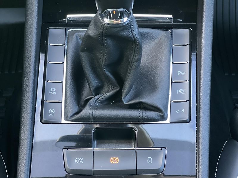 Škoda Superb L&K 2.0TDi 110kw ČR 1.MAJ. DPH - fotka 28 z 55