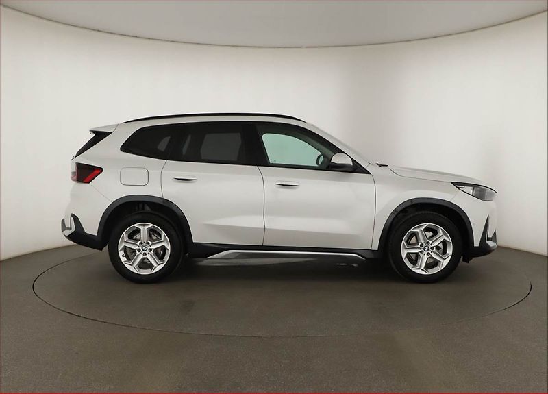 BMW X1 (2025) sDrive18i, Full LED, Navigace - fotka 6 z 18