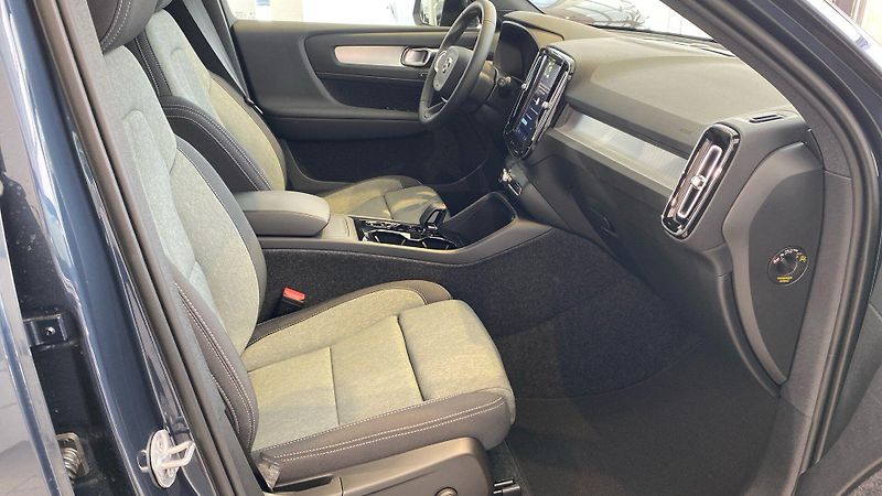 Volvo XC40 (2026) PLUS DARK, B4 FWD, 145+10 kW / - fotka 14 z 14