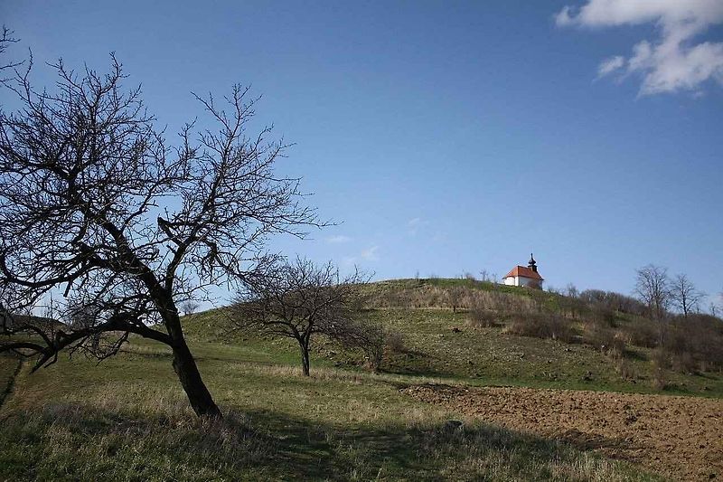 Kaple Panny Marie Sněžné má jasně červenou střechu. Z místa je krásný výhled do krajiny