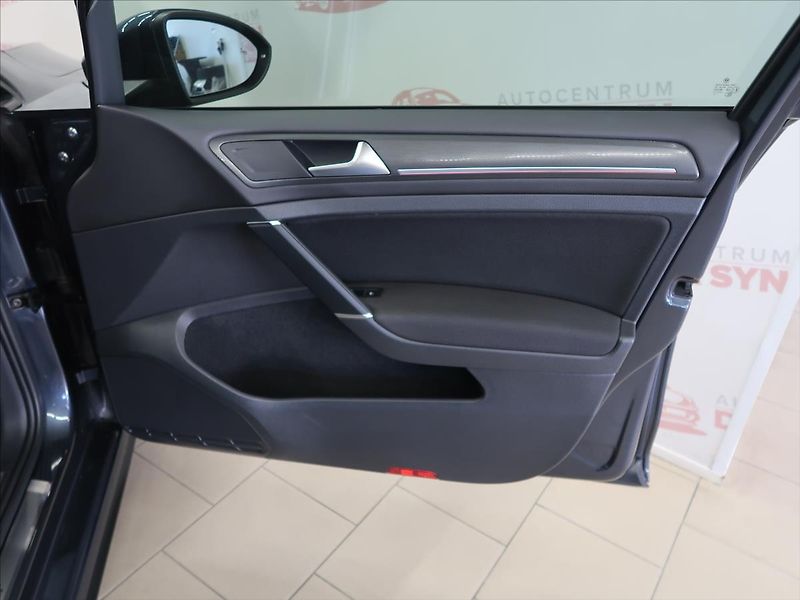 Volkswagen Golf 2,0 TSI 180kW GTI Performance - fotka 12 z 41
