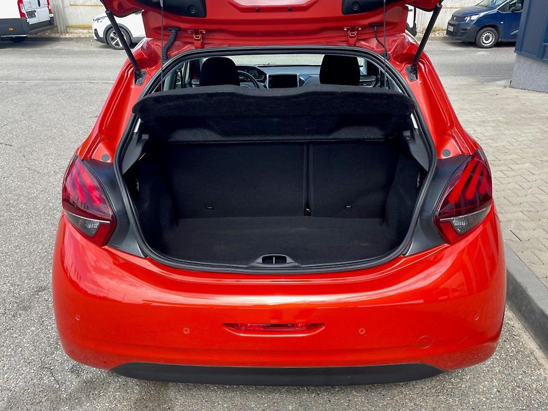 Peugeot 208 (2019) Signature 1,2i 110k AUT6 - fotka 5 z 7