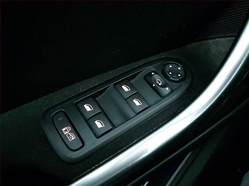 Peugeot 308 (2013) 1.6 e-HDi, 7 míst, ČR,1.maj - fotka 16 z 17