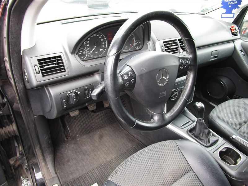 Mercedes-Benz Třídy A A160,  Klima - fotka 10 z 39