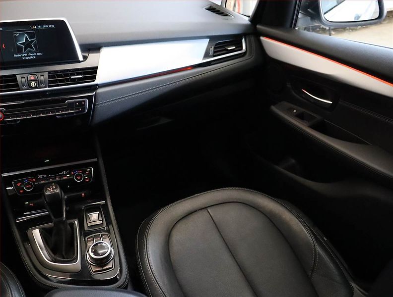 BMW Řada 2 (2017) Luxury Line 218d Gran Tourer - fotka 8 z 26