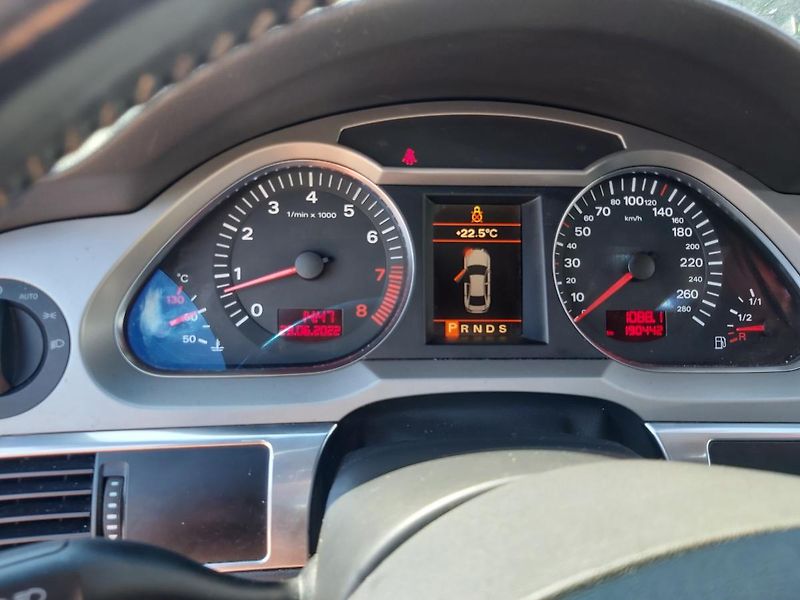 Audi A6 (2005) 3,2 Avant Quatro - fotka 33 z 36