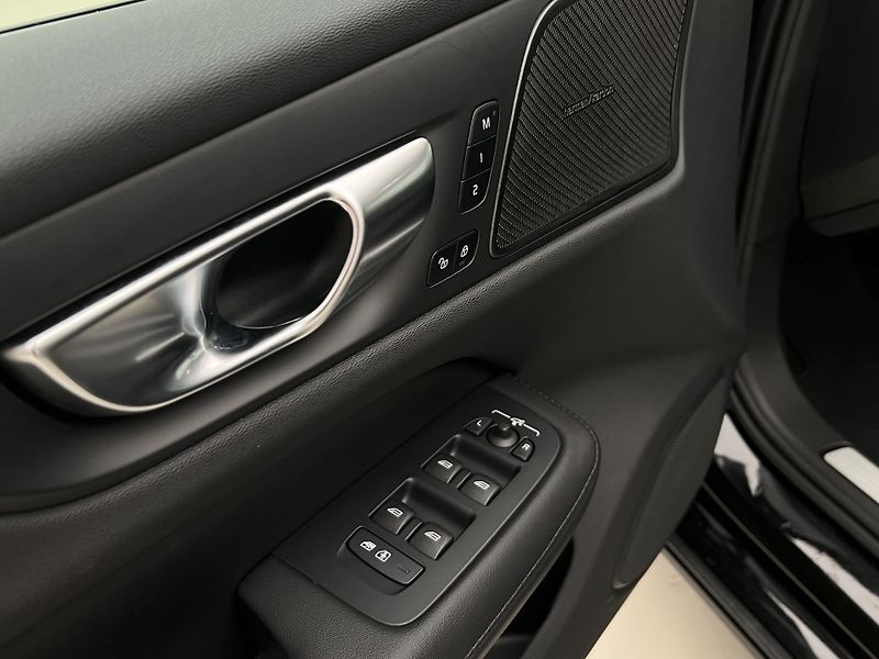 Volvo V60 B4 PLUS DARK AUT 1.maj. - fotka 44 z 45