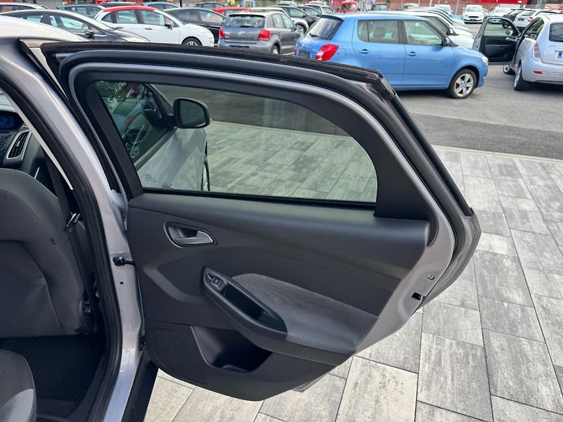 Ford Focus (2011) Trend 1.6 Ti-VCT - fotka 23 z 30