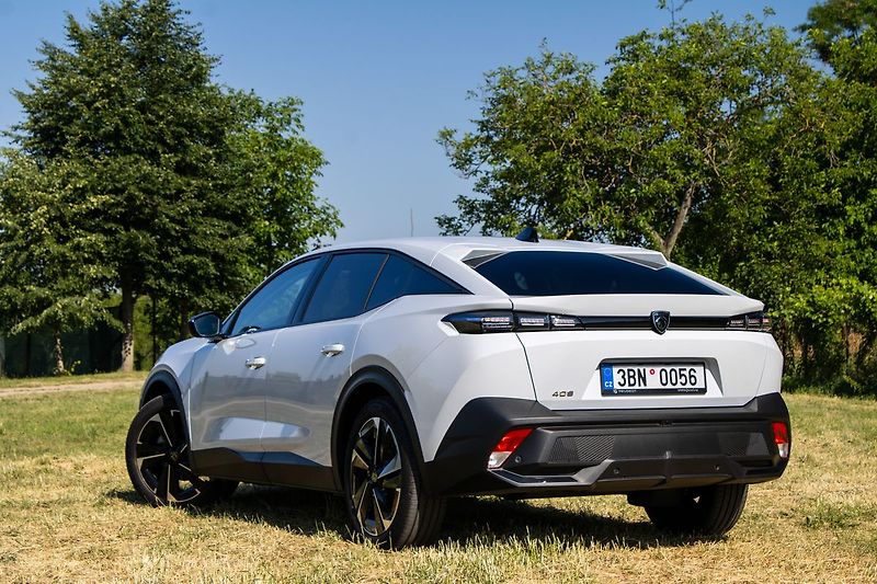 Peugeot 408 hybrid - fotka 7 z 21