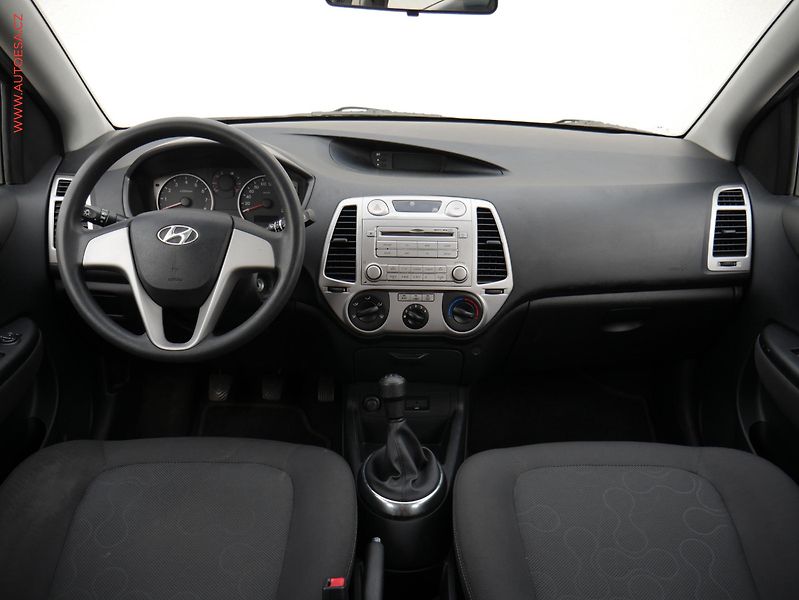 Hyundai i20 (2011) 1.2i, ČR, AC, park.asist - fotka 8 z 15