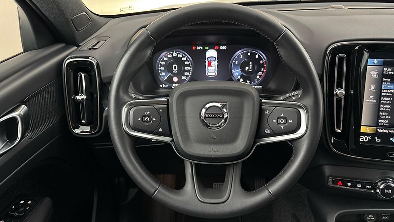 Volvo XC40 2.0 T3 AUT Momentum Pro - fotka 9 z 28