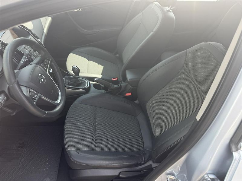 Opel Astra 1,6 CDTi - fotka 17 z 28