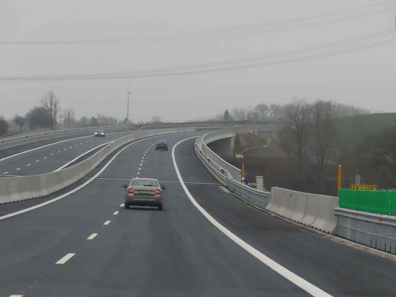 Dvě protilehlé odpočívky mezi sjezdy na Mirotice a Lety patří mezi nejmodernější a největší. Čerpačky jsou prý i technologicky nejvyspělejší v Čechách.