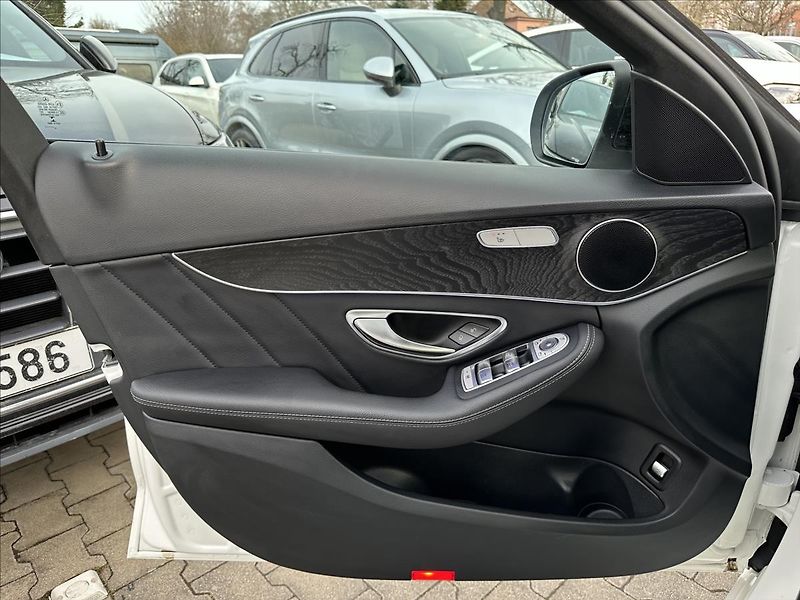 Mercedes-Benz Třídy C 180 AMG,Aut. multibeam - fotka 26 z 31
