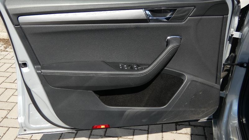 Škoda Superb Combi 2,0 TDI DSG Style - fotka 8 z 25