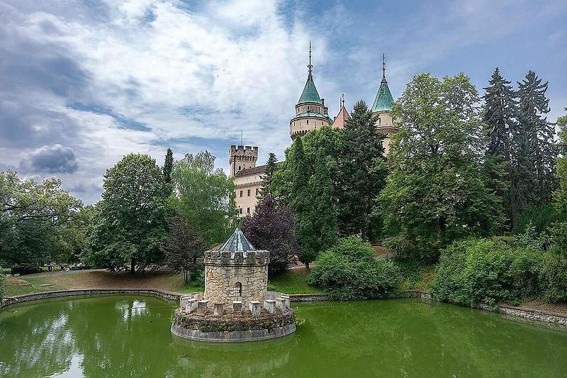 Celkový pohled na romantický Zámek Bojnice.