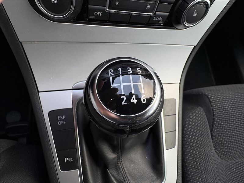 Volkswagen Passat 1,4 TSi 90kW,PDC,Výhřev,OrigKm - fotka 10 z 29