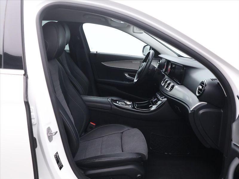 Mercedes-Benz Třídy E 2,0 200 135kW 4Matic Avantgard - fotka 12 z 27