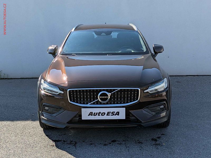 Volvo V60 (2019) 2.0D 4x4, Cross Country, AT - fotka 2 z 16