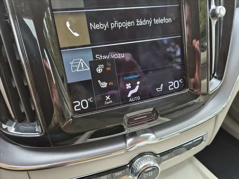 Volvo XC60 2,0 B4 AWD MOMENTUM+ - fotka 15 z 18