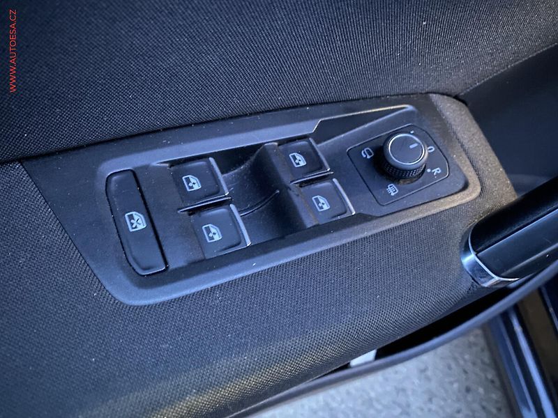 Volkswagen Touran (2018) 1.6TDi 7 míst, DSG, LED - fotka 11 z 17