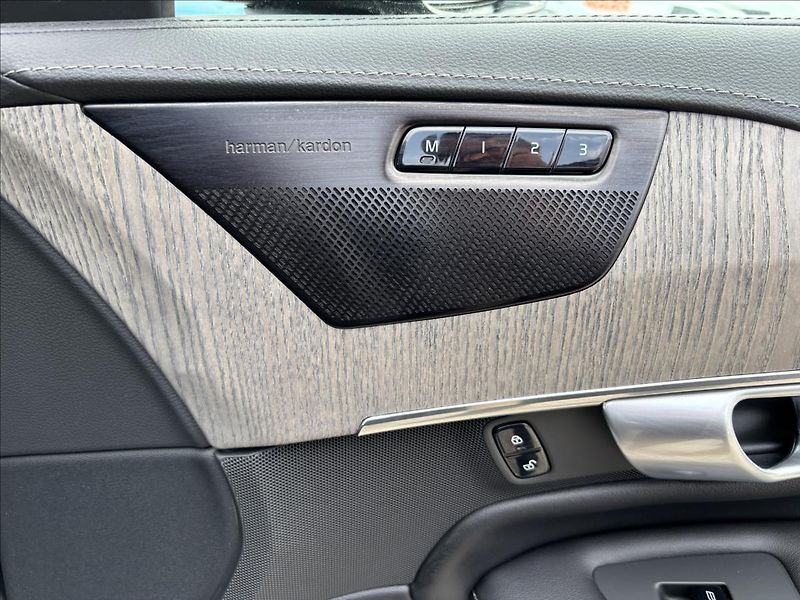 Volvo XC90 2,0 B5 AWD Plus Dark - fotka 22 z 46