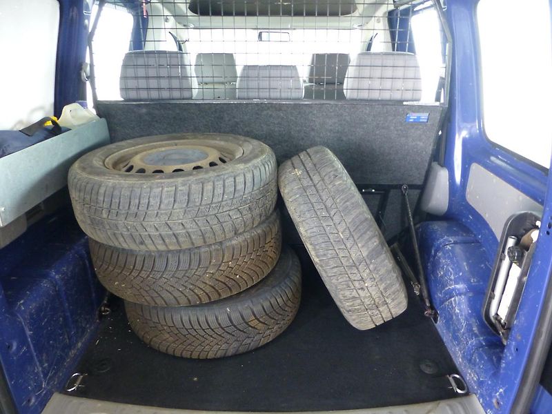 Volkswagen Caddy (2008) 1,9TDI*KLIMA*ALU*SADA KOL*5MÍS - fotka 19 z 20