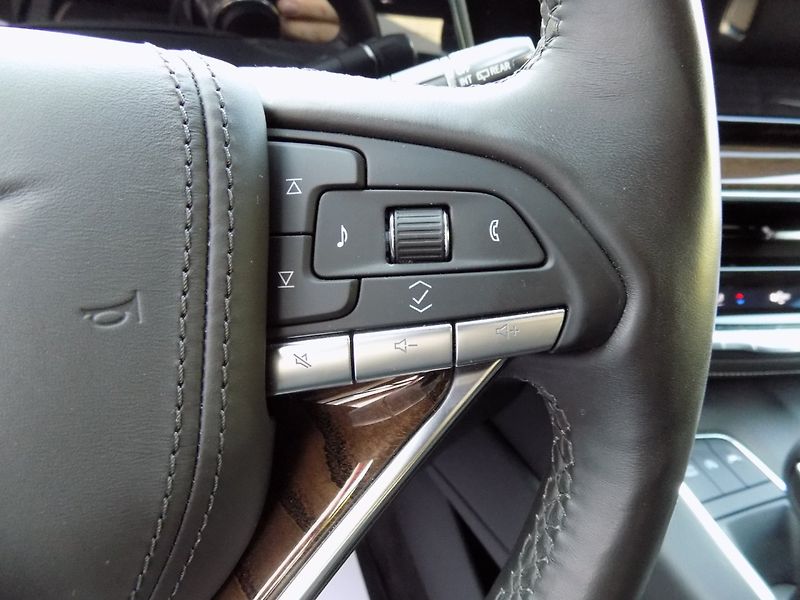 Cadillac Escalade (2022) 6.2/V8/4WD/Sport Platinum/ČR/ - fotka 33 z 50