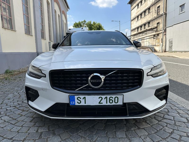 Volvo V60 B4 2,0 145 KW R design - fotka 4 z 18