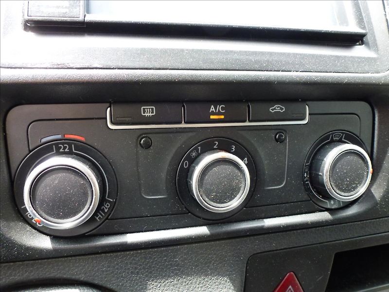 Volkswagen Transporter 2,0 TDI Long L2 Klima 6 míst - fotka 31 z 44
