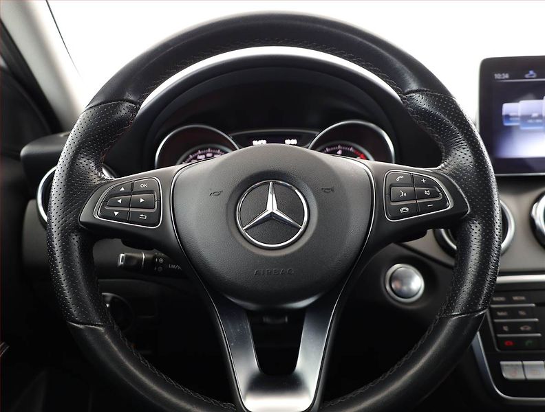 Mercedes-Benz GLA (2019) 200 d 4MATIC, 4X4 - fotka 8 z 19