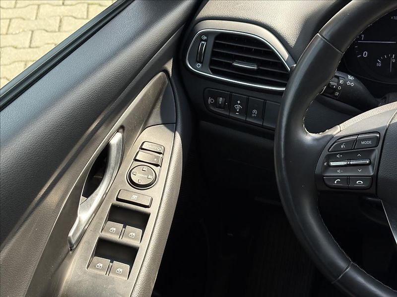 Hyundai i30 1,5 1.5i  Trikolor - fotka 16 z 18