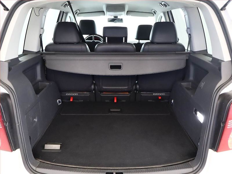 Volkswagen Touran (2010) 2.0 TDI, Automat, Navi, Xenony - fotka 12 z 16