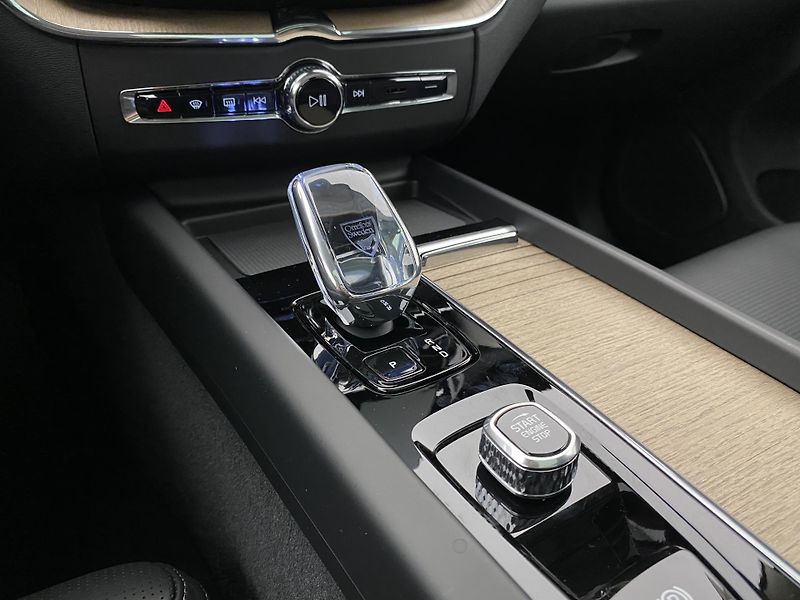 Volvo XC60 T8 AWD RECHARGE DARK ULTRA CZ - fotka 26 z 59