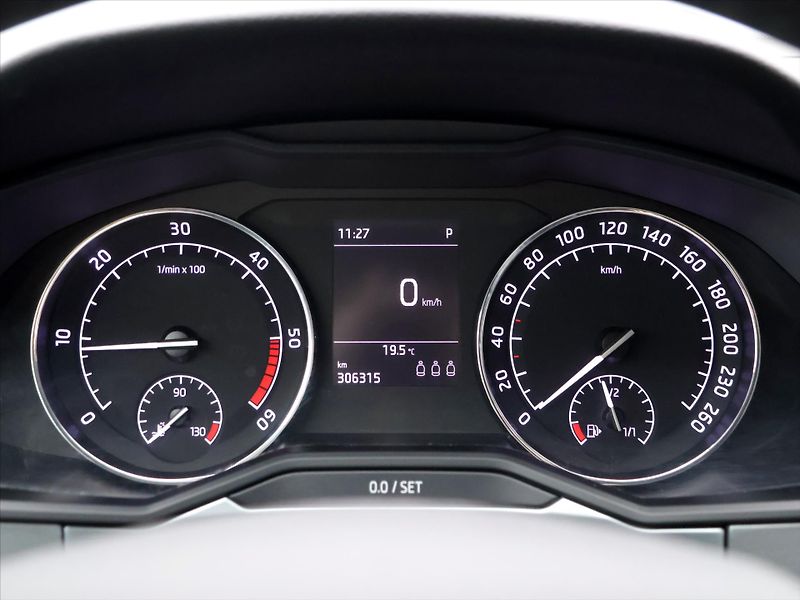 Škoda Superb 2,0 TDI 140kW DSG 4x4 CZ - fotka 17 z 31