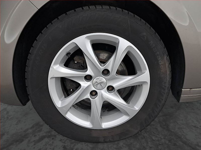 Peugeot 208 (2014) 1.2 PureTech, pěkný stav - fotka 14 z 16