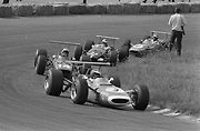 Henri Pescarolo (č. 4) při závodě Formule 2 v roce 1968.