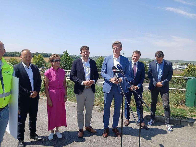Místo dvou pruhů nová dálnice. Automobilová doprava z Brna do Vídně by se měla zkrátit o třicet minut.