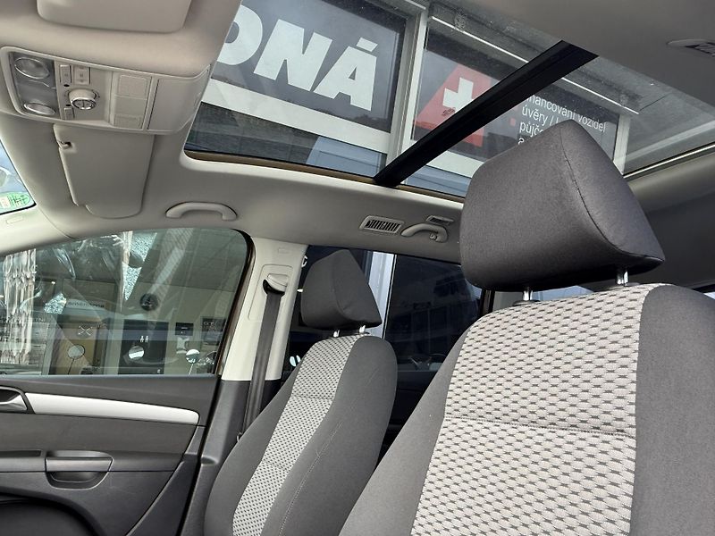 Volkswagen Sharan 2,0 TDI Panorama Automat DSG - fotka 23 z 41