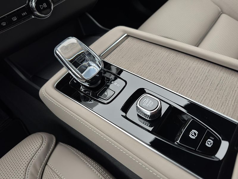Volvo XC90 (2026) T8 AWD Plug-in DARK PLUS 7m - fotka 18 z 28