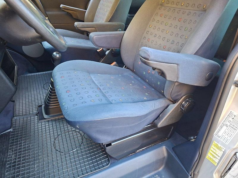 Volkswagen Caravelle (2002) 2.5TDI 111kW -7.MÍST-TAŽ.ZAŘ. - fotka 15 z 23