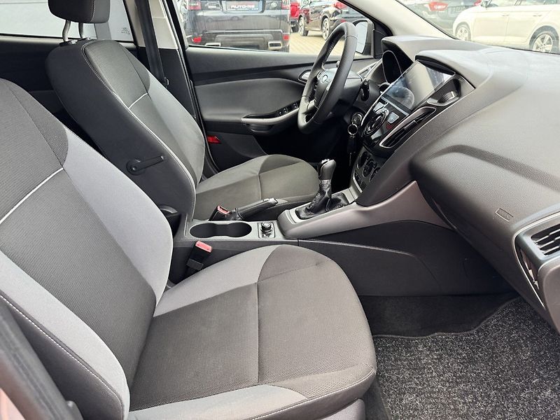 Ford Focus (2011) 1.6i Ti-VCT Klima Winter Paket - fotka 17 z 46